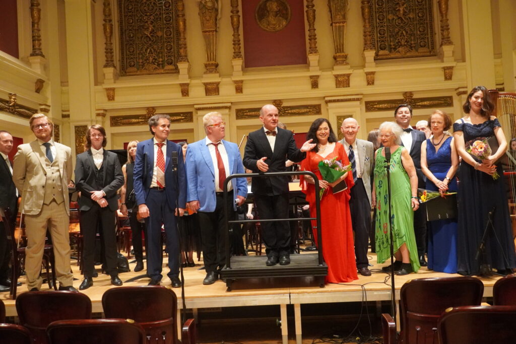 195. Harmonia Classica Konzert Gruppenfoto mit Orchester